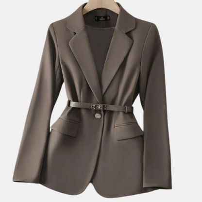 Mistrève | Blazer Cintré Ceinturé – Élégance Structurée