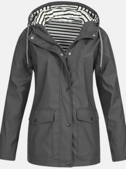Mistrève | Imperméable Femme à Capuche – Légèreté, Respirabilité & Élégance Tous-Temps