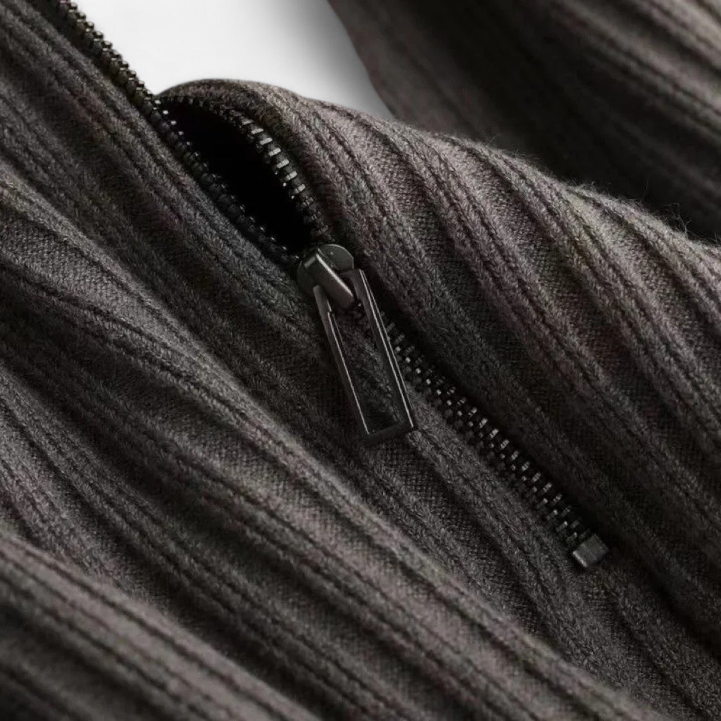 Mistrève | Pull Zippé à Côtes Homme – Chaleur Structurée et Élégance Fonctionnelle