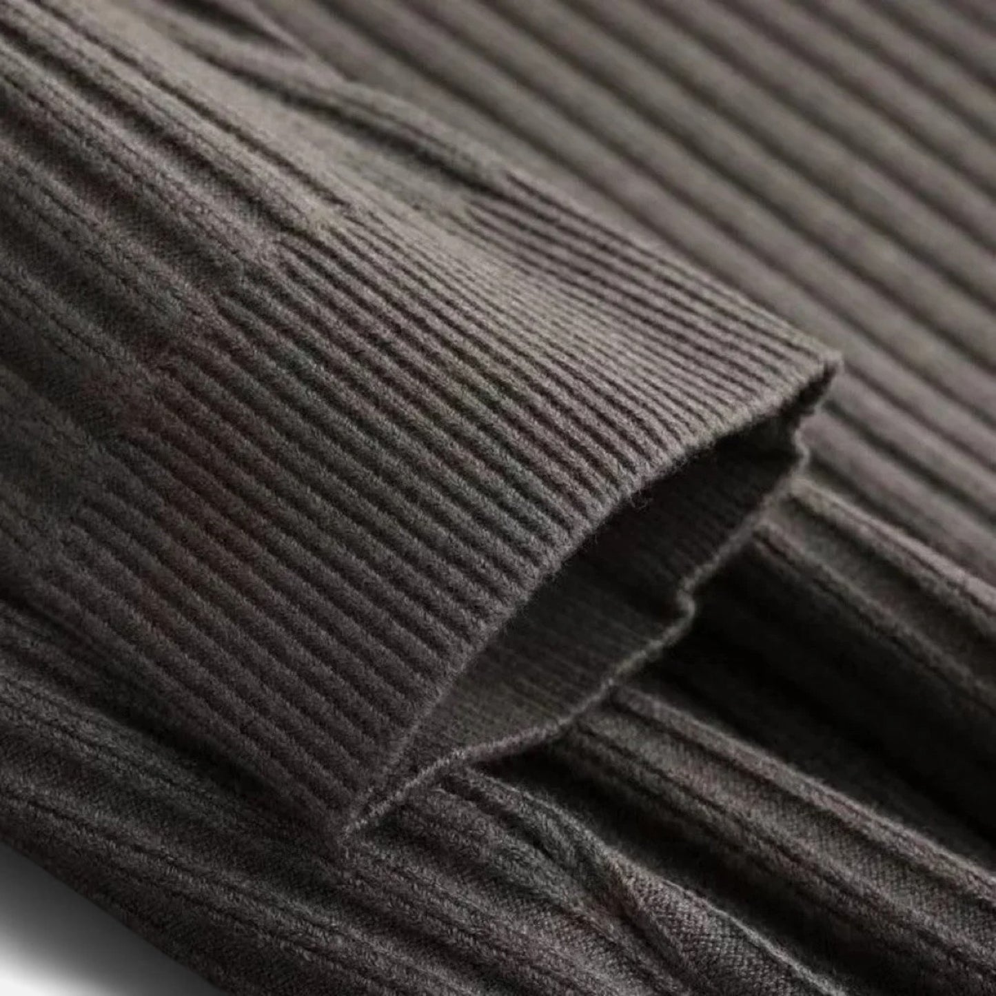 Mistrève | Pull Zippé à Côtes Homme – Chaleur Structurée et Élégance Fonctionnelle